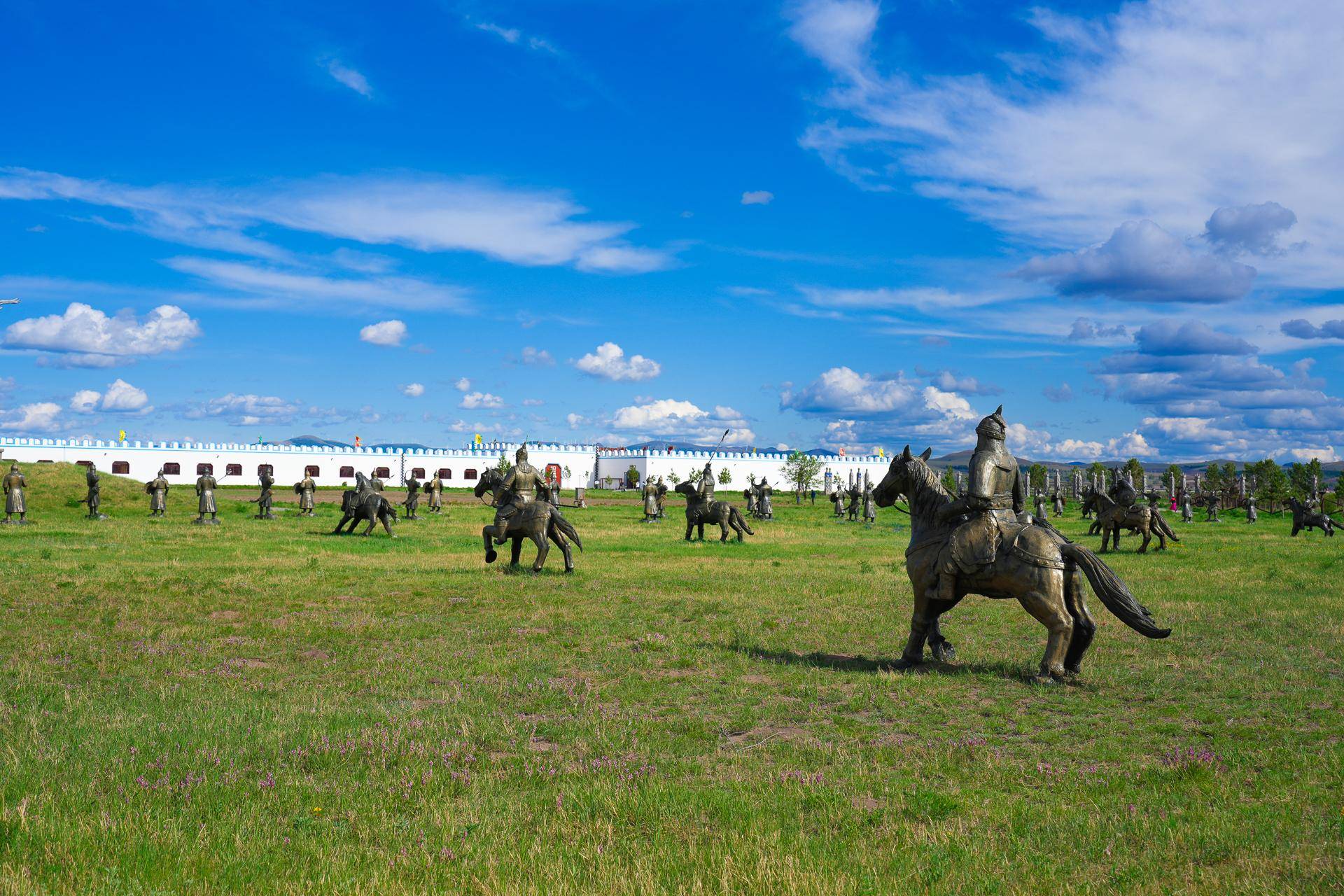 草原上规模最大的景区,在这里不仅可以看到以地域文化而建设的"成吉思