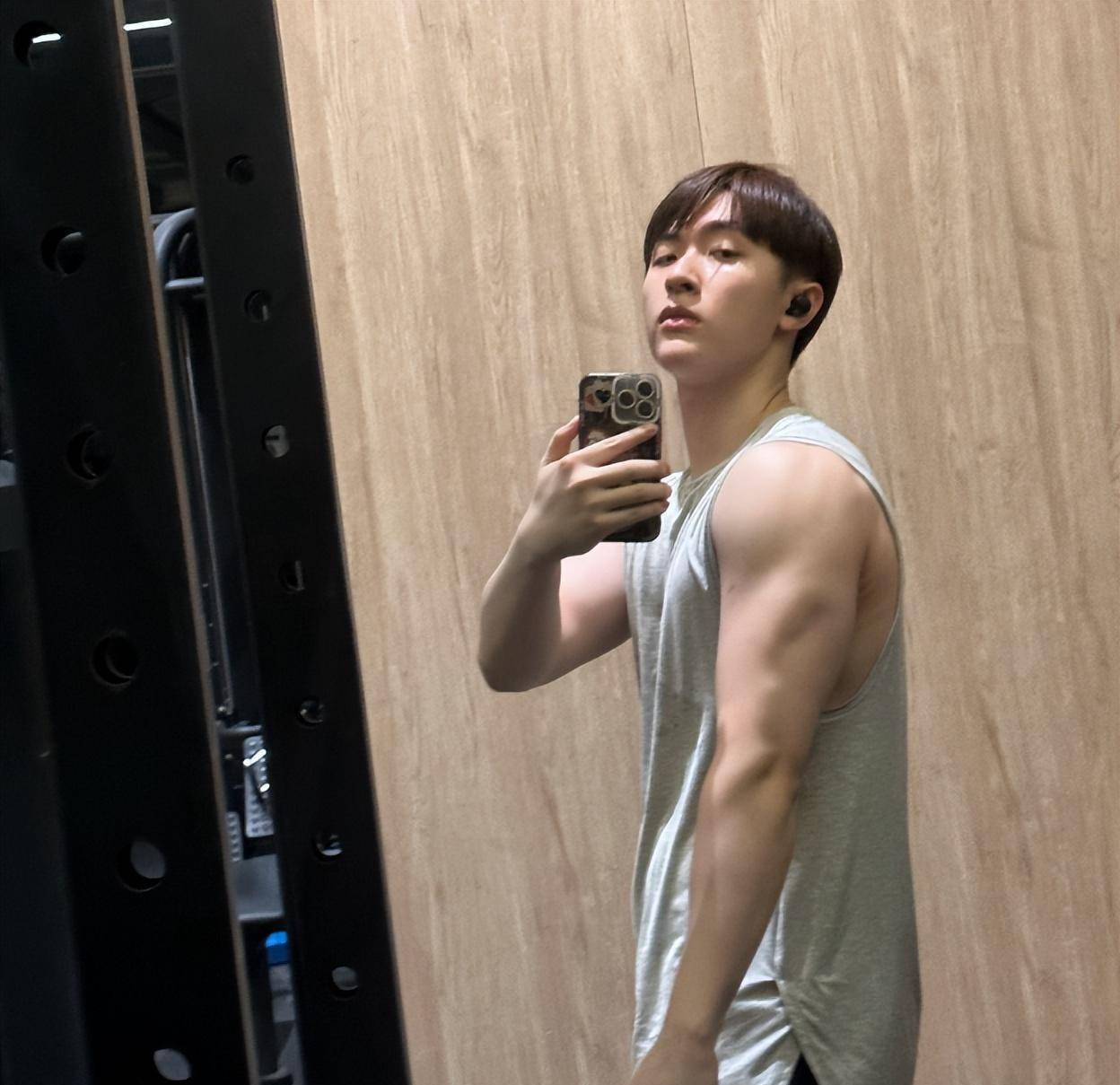 白鹿好友张逸杰晒肌肉照,颜值和肌肉线条爆表,却被网友质疑油腻_生活