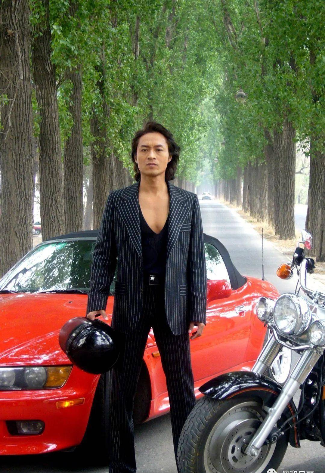 合作演员胡静就说过,马景涛有场戏主动要求脱掉上衣,露出肌肉,还彝靠