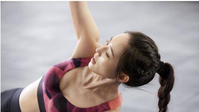 张钧甯开肩引来挑战者无数,试试这3个体式,彻底改善体态问题_地面