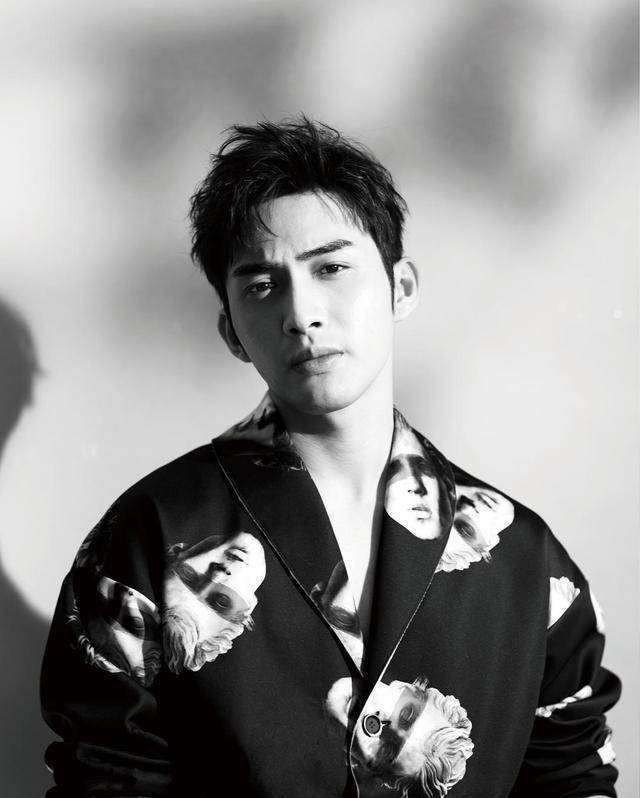 张彬彬头太大导致观众出戏,和景甜手对比明显,网友:开了特效吗_cm