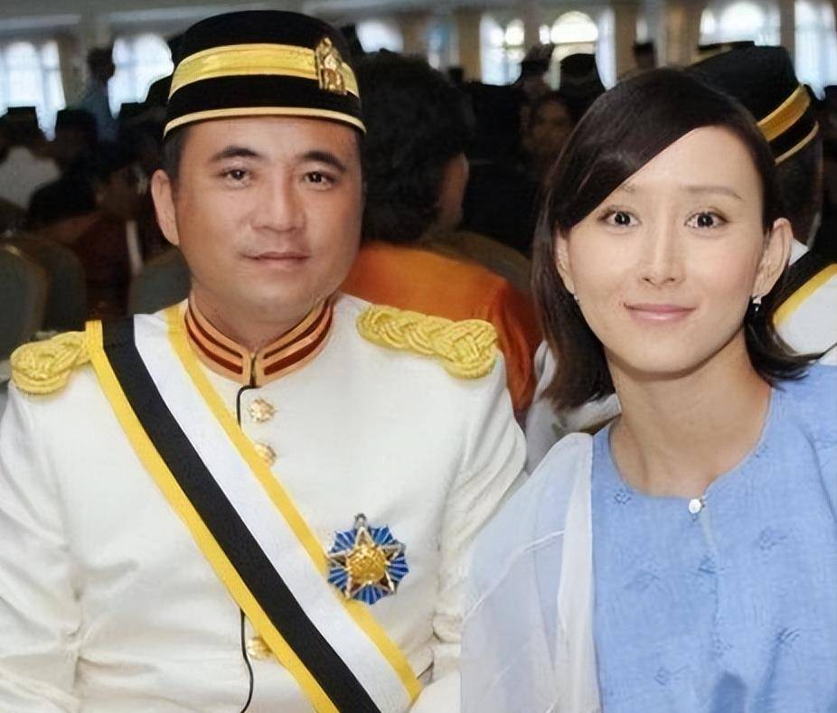 网友评论穿着地摊货去比赛,其实胡静更是马来西亚首位华裔受封的拿汀