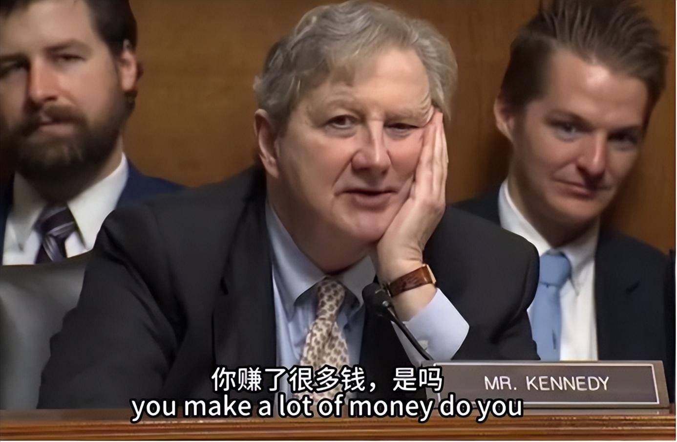 山姆·奥特曼才带着木讷地表情回答说:我在开放人工智能中没有股权,我