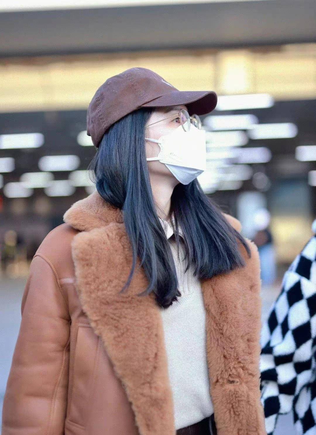 江疏影5月首张私服写真,pu裤配皮草大衣,经典复古风质感十足_时尚