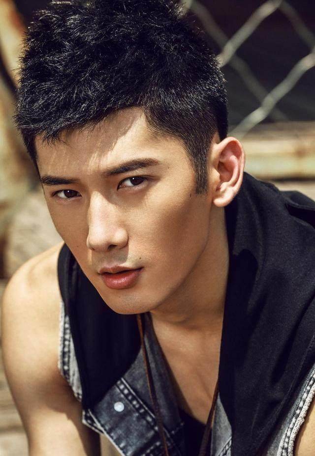 赖艺,张云龙,刘芮麟还是同班同学,作为同窗一同签约到一个公司,他们