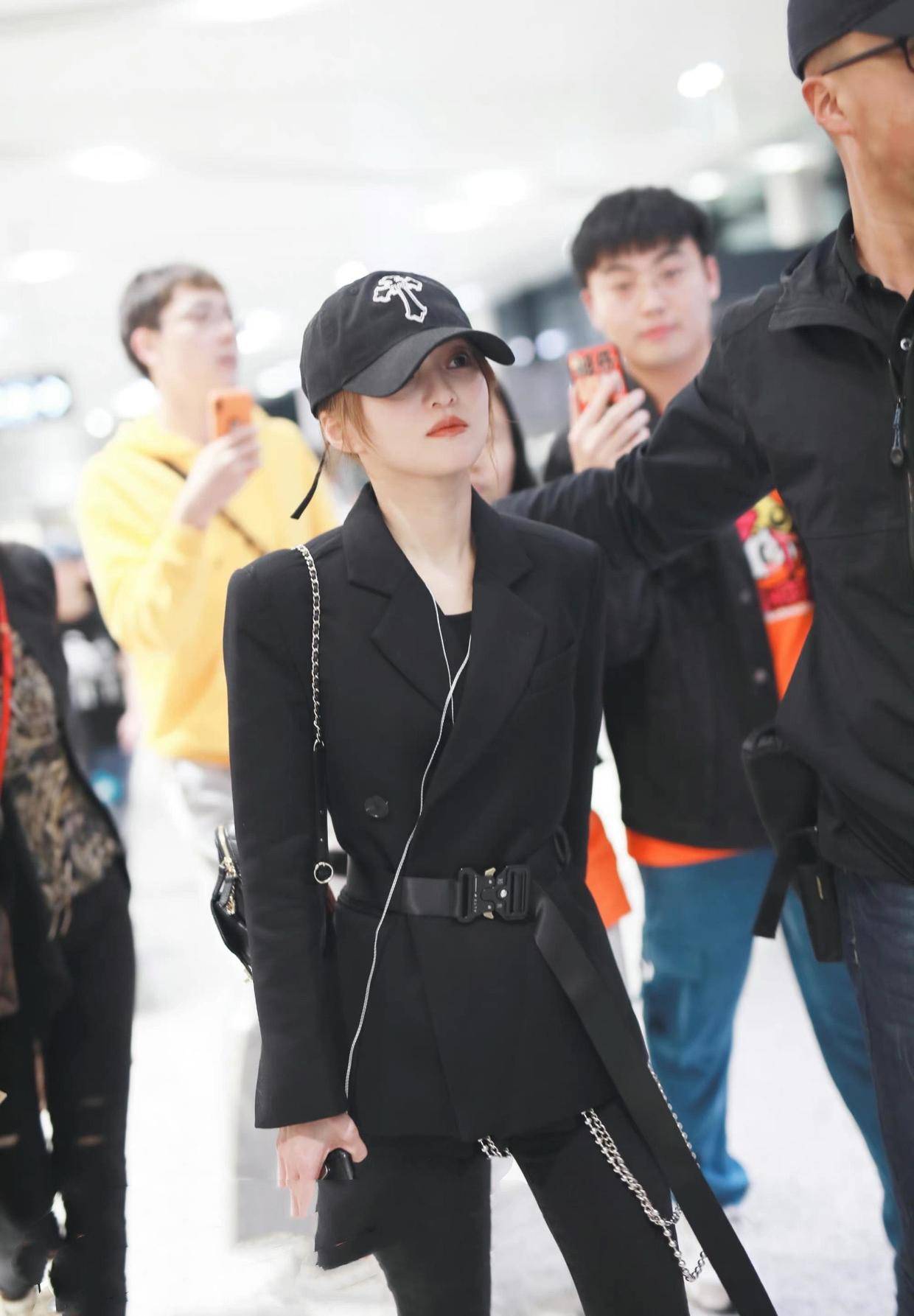 初春火了一种西装,叫张韶涵的"黑西装",一身黑搭配美出新高度_颜色