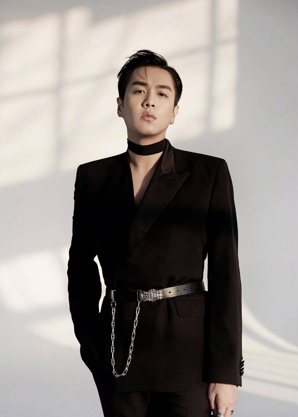 张若昀打唇钉,穿深v:狂野男孩!从来不缺上热搜的梗_回应_网络_睡袋