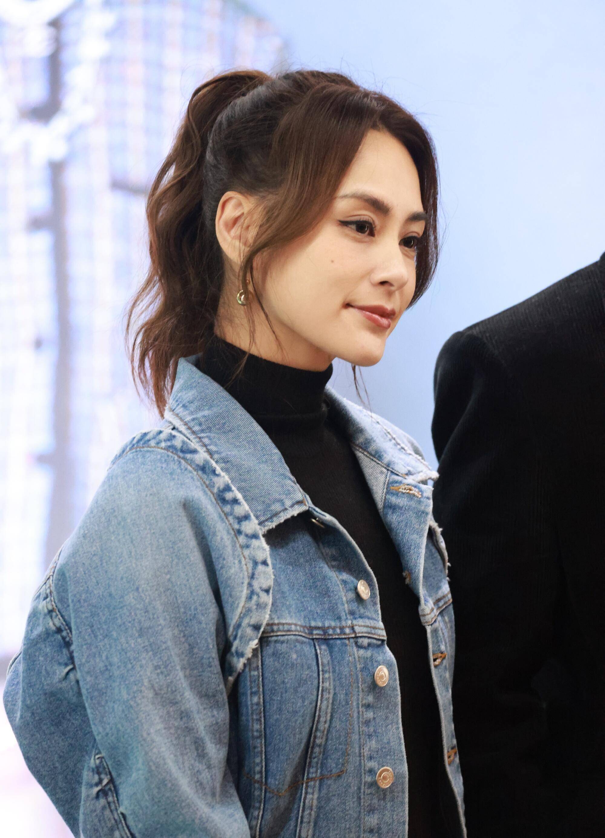 阿娇生图太美了,41岁脸都没垮过,这才是没整过容的"天然脸"_发型_牛仔