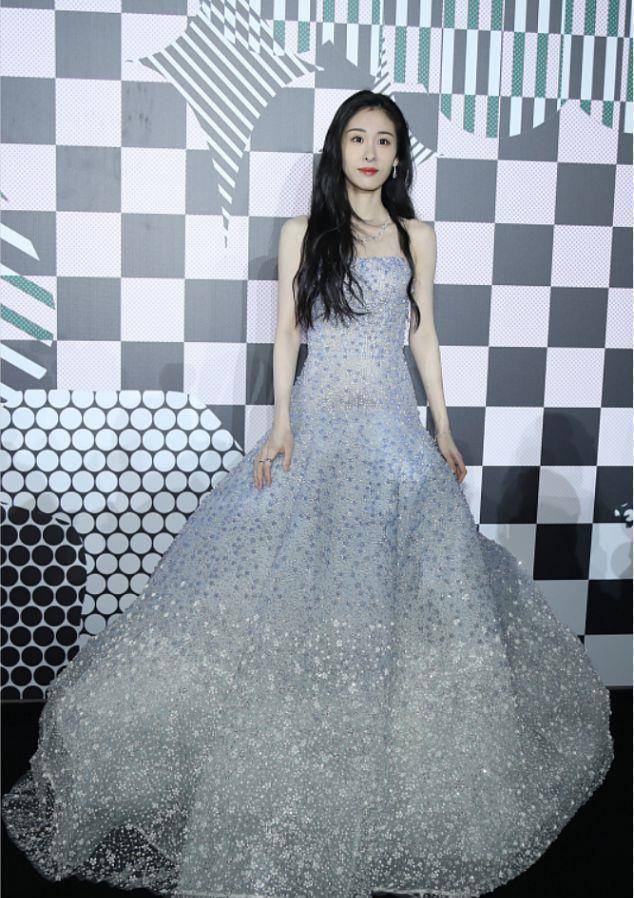 张碧晨的身材也有点"干巴瘦",但穿星空裙是真的美,像仙女一样_显得