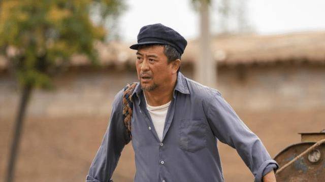 而在《山海情》里,张嘉益是涌泉村村长,普通农民马喊水,言行举止间有