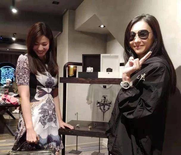 张柏芝带孩子们逛街,三胎小王子首次出镜,与小q争着吃香肠肉卷_生活