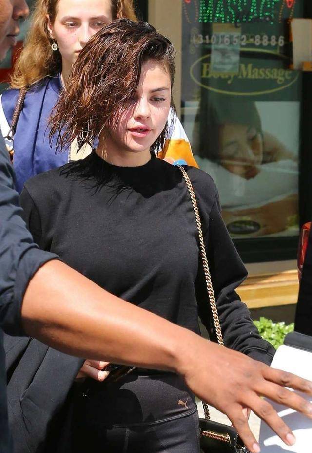 近日,美国知名女歌手赛琳娜·戈麦斯(selenagomez)被拍到跟好友一同从
