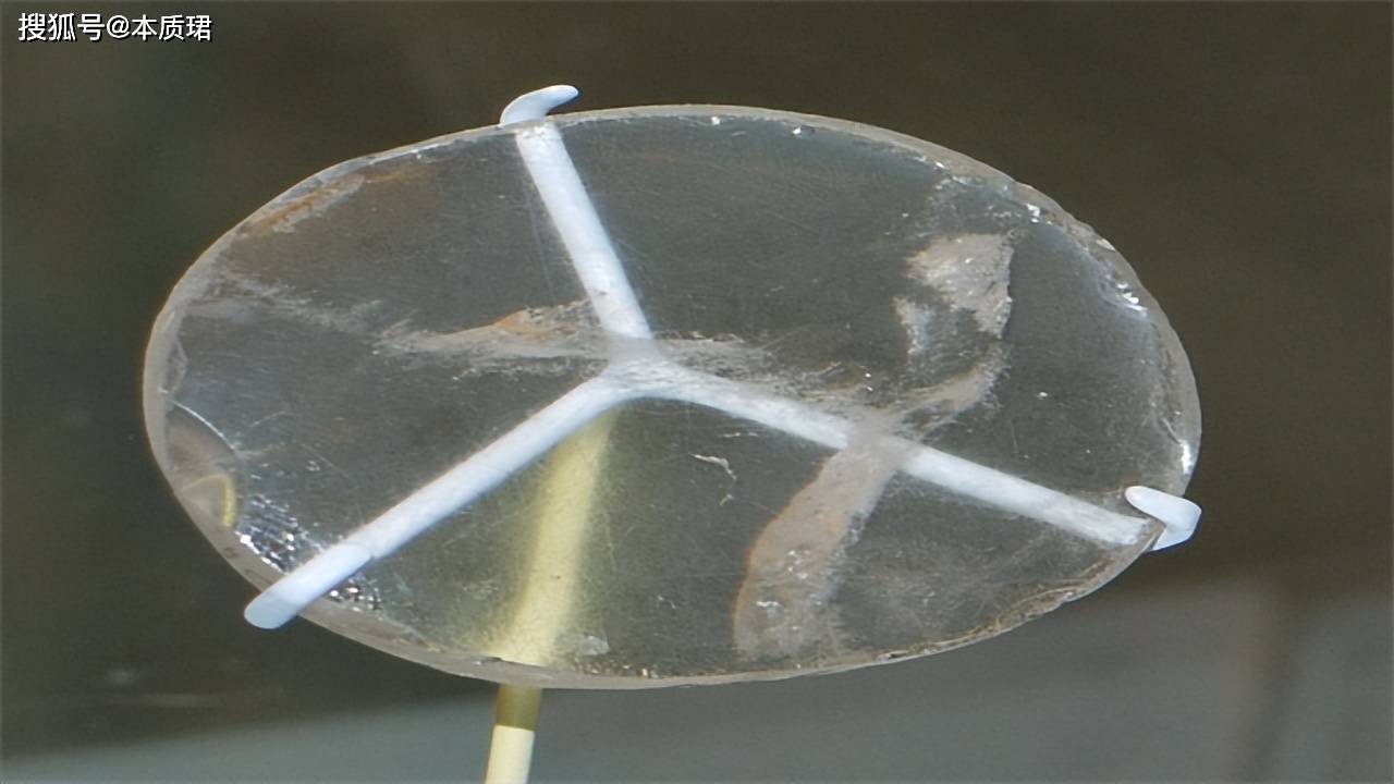 尼姆鲁德透镜,也被称为莱亚德透镜,是一块3000年前的岩石水晶,发现于