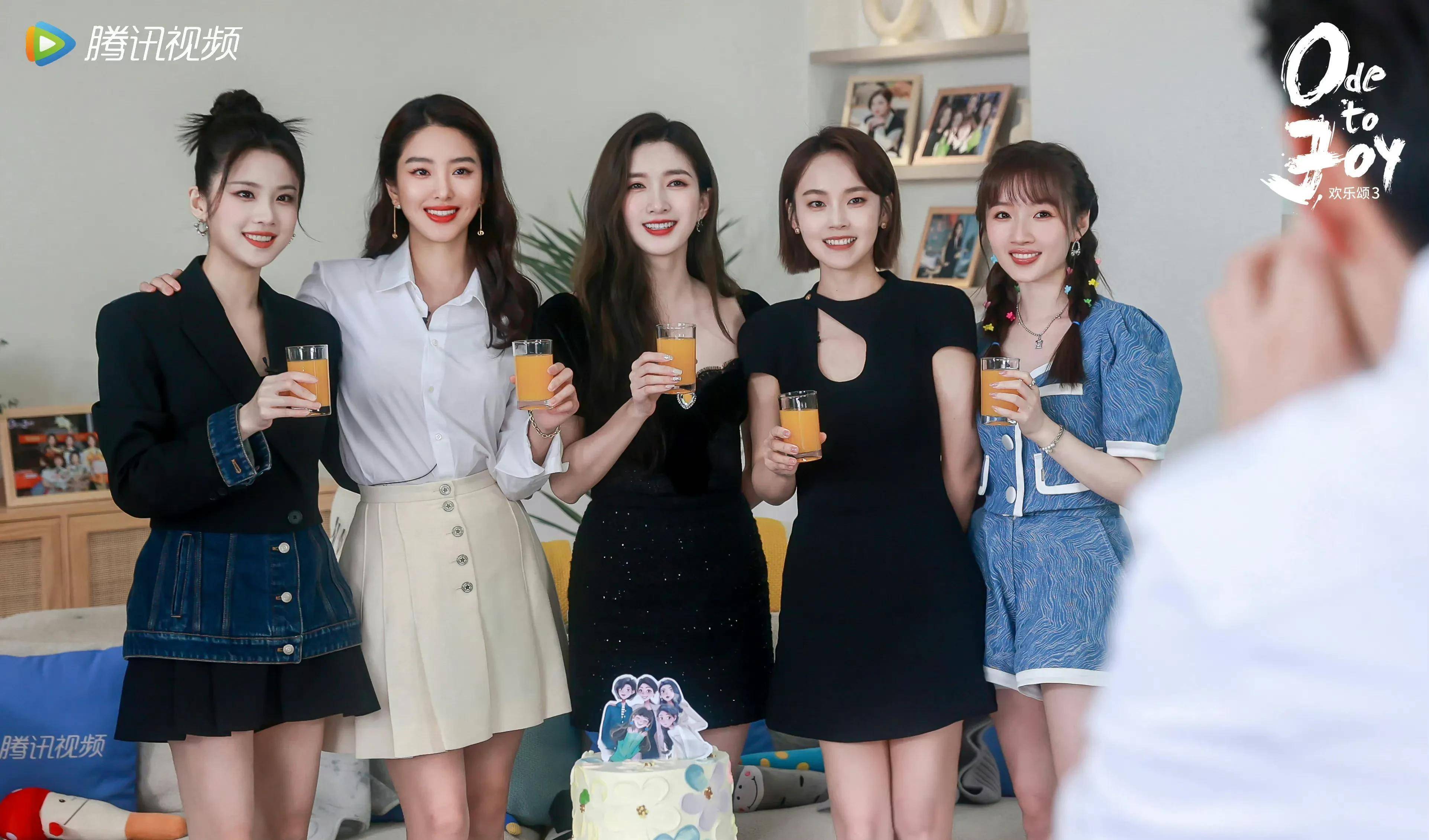 江疏影,杨采钰的角色有一些重合之处,不过总的来说就是白领,独立女性