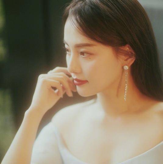 张嘉倪晒最新靓照,宛如一位朦胧仙女,眼角的泪痣太美了_身材_baby_延