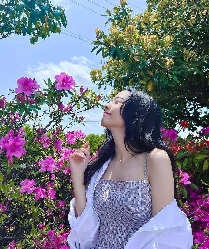 jisoo金智秀晒出自己的游记美照,照片中露出美肩太撩人_史努比_欧尼