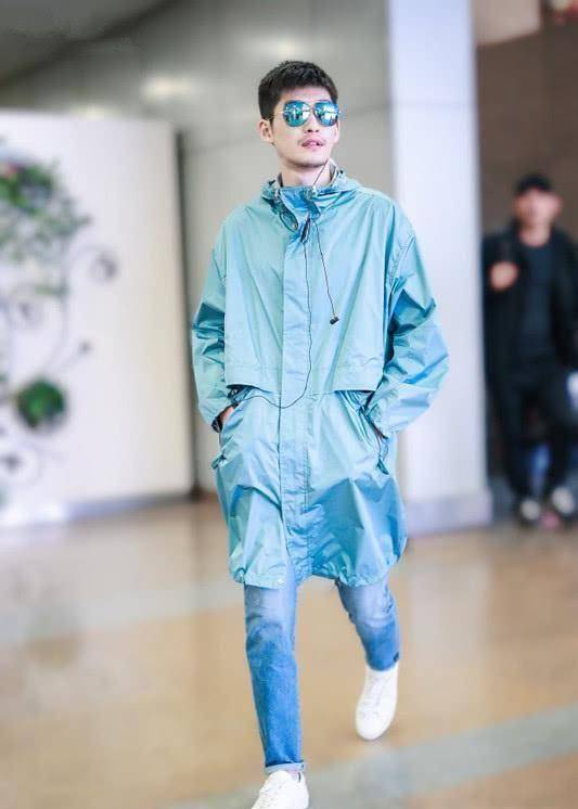 张翰哪像34岁,"一身蓝"配小白鞋,干净清爽的打扮似帅小伙!