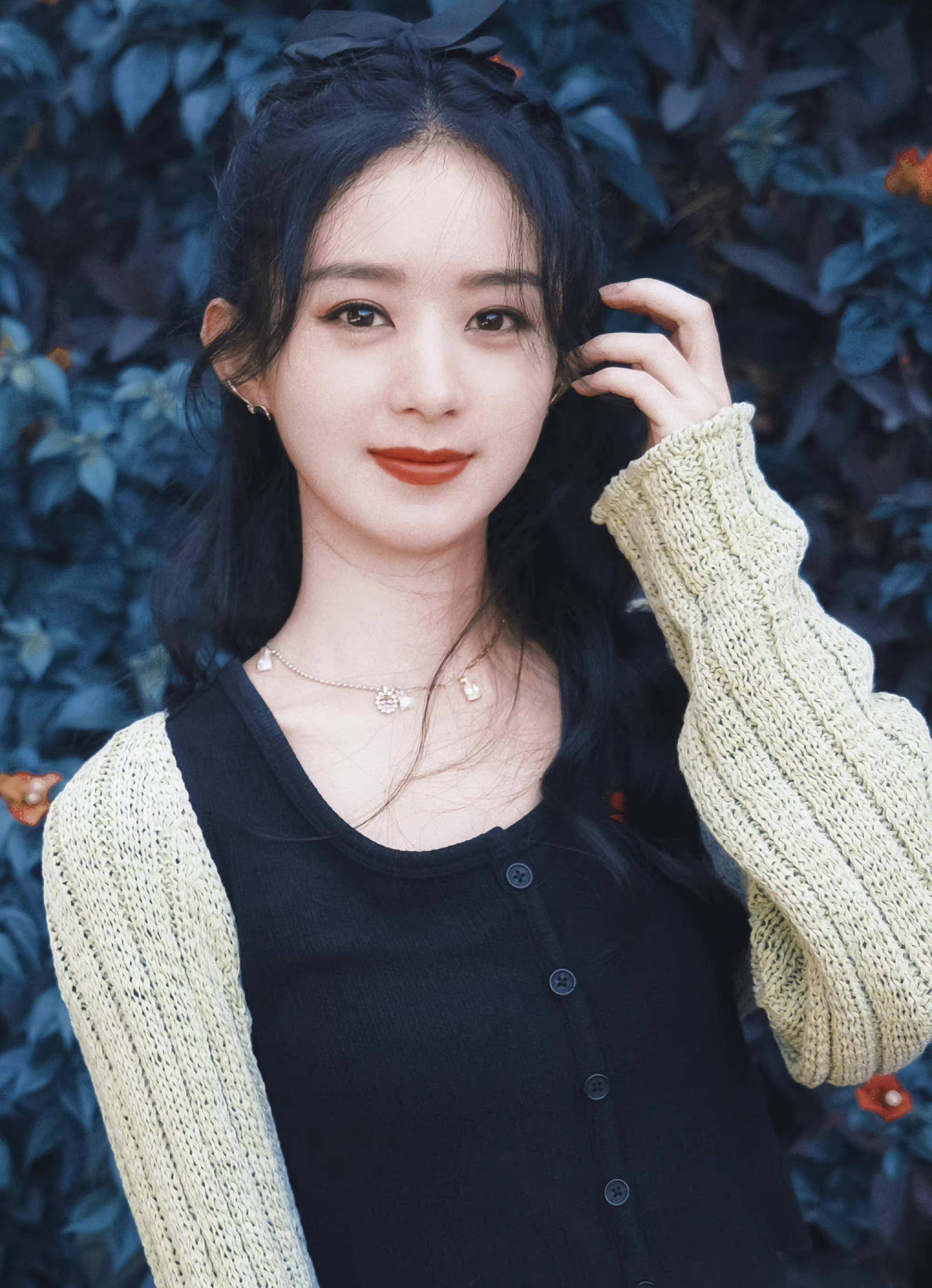 赵丽颖单身后更懂打扮,绿色针织坎肩搭配黑色上衣,秒变18岁少女_造型
