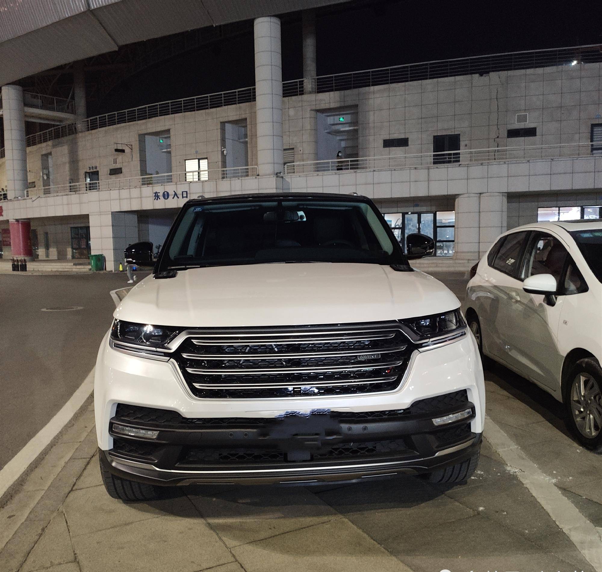 街头偶遇"汉龙旷世",与揽胜相似度近乎100%,回头率更高!