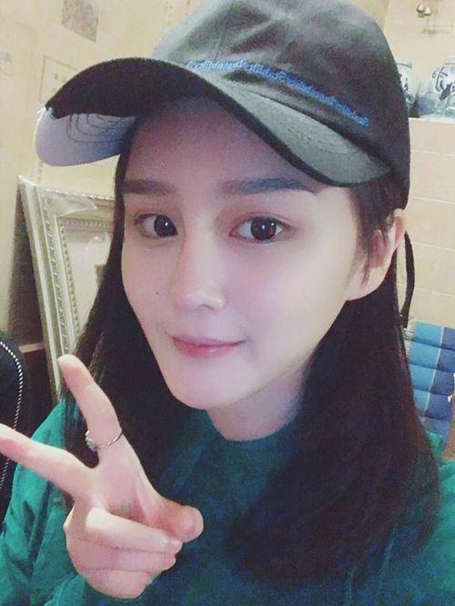 赵本山女儿放出豪宅内景,装饰花哨像轰趴馆,自称不算豪宅_球球_直播