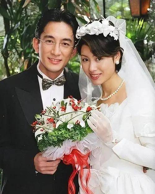 华哥从前的合作拍档郭可盈,很巧的是他们在电视剧中也拍摄过婚纱照片