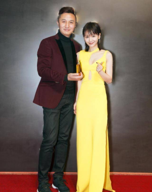 真服了王子文!1米58就挑战"露胃裙",周冬雨都没你敢穿_身材_比例_造型