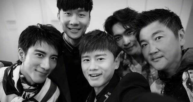 张艺兴和张杰,林俊杰,孙楠,王力宏合影,不抢c位的他值得表扬_年龄