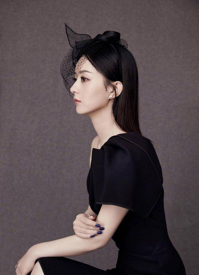 赵丽颖产后衣品简直开挂,吊带挂脖侧肩礼服件件惊艳,气质好贵妇_女生