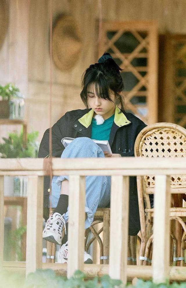 张子枫沉浸学习,穿着简陋似路人,努力"内外兼修"不当花瓶_少女_刘海