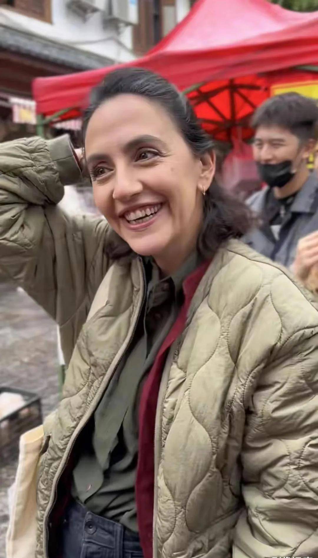 刘烨法国妻子近况:43岁很像50多岁大妈,大理逛市场,与老狼演出_安娜