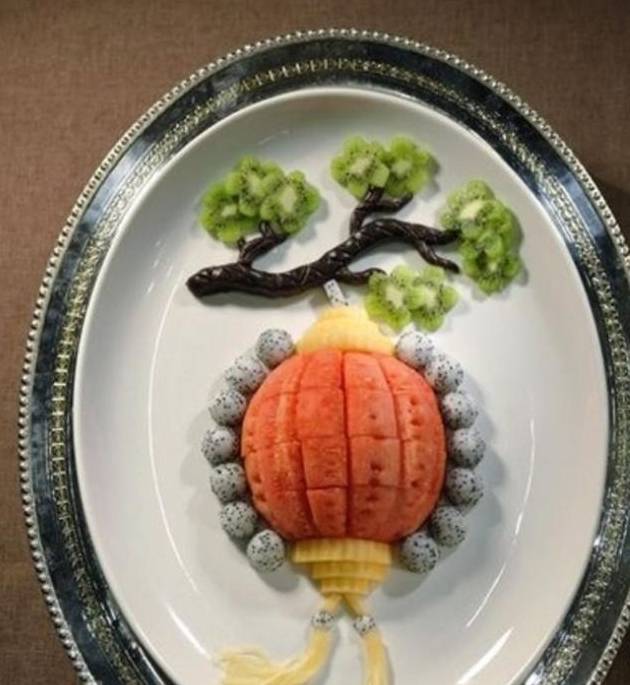 处女座的专属水果拼盘是喜气的小灯笼造型哦,猕猴桃做成的枝头挂着