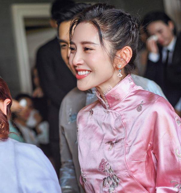 宋茜首次伴娘,激动发文祝福唐艺昕,无意暴露暖心细节!