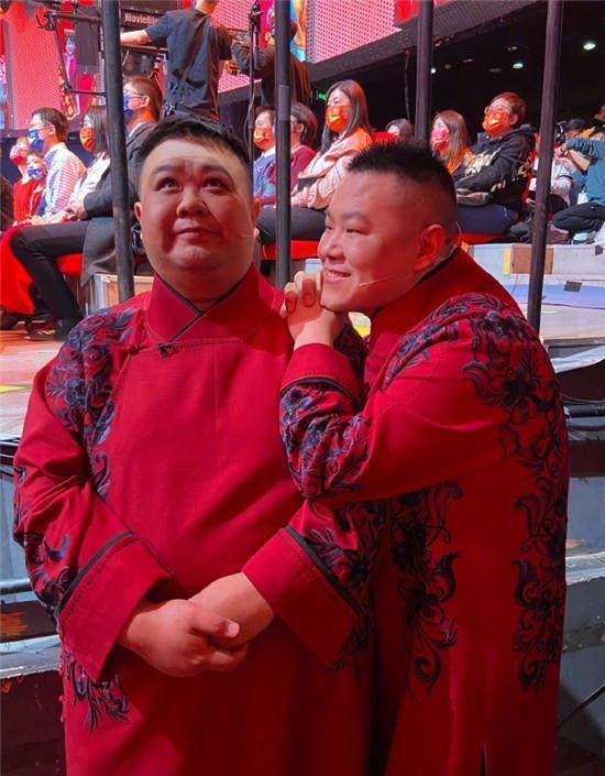 孙越庆元宵,带岳云鹏营业四张组图就一张单人照,难得主动秀恩爱_搭档