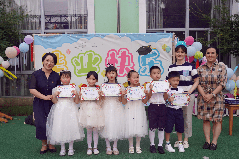 颁发毕业证书南京市半山园小学附属幼儿园园长吴艳代表幼儿园的所有