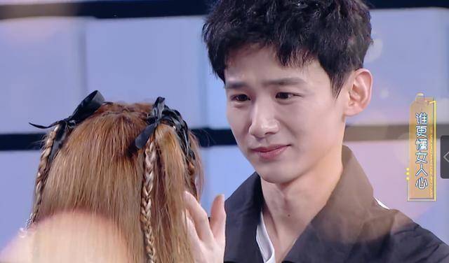 张雨绮鞋带散开不自知,白敬亭立马蹲下帮她系,这绅士风度我爱了_小白