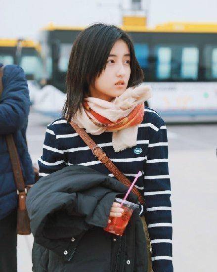 张子枫真的超可爱,黑色羽绒服配抹茶绿休闲裤,围巾可能是妈妈的_颜色
