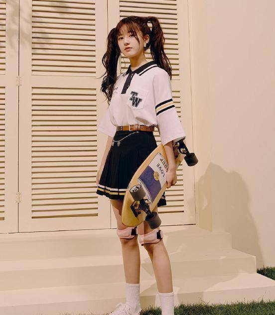 赵露思玩滑板穿学生装,双马尾粉护膝成亮点,风格单纯又可爱_粉色_写真