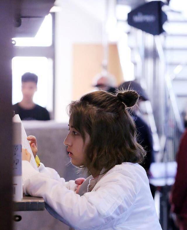 张子枫沉浸在学习中,打扮得像个过客,试着"内外兼修"不是花瓶_风格