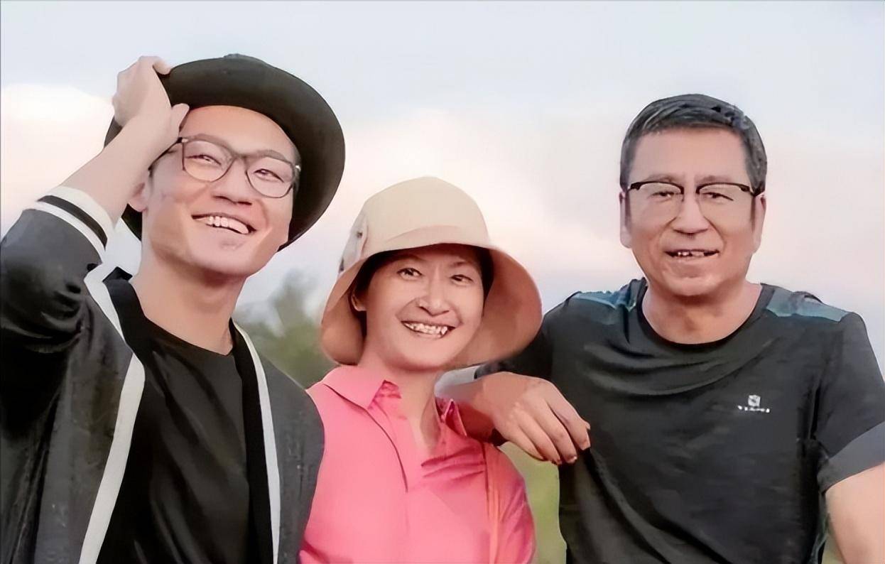 白岩松的老婆原来是熟悉的她!