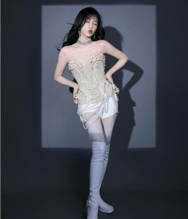 白色半月袜搭配珍珠连衣裙,虞书欣实力亮眼,网友:可爱!