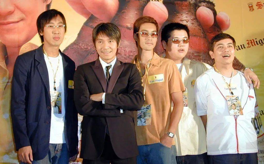 在周星驰的电影《少林足球》里,田启文用身体硬接足球的这段,令观众