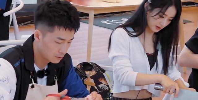 赵丽颖要求跟刘宇宁换菜刀,递刀方式成最大焦点,暴露她的素质_网友