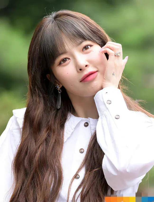 泫雅上班生图释出,穿白衬衫齐刘海好美,偶遇粉丝互动好温柔_姐姐_因为