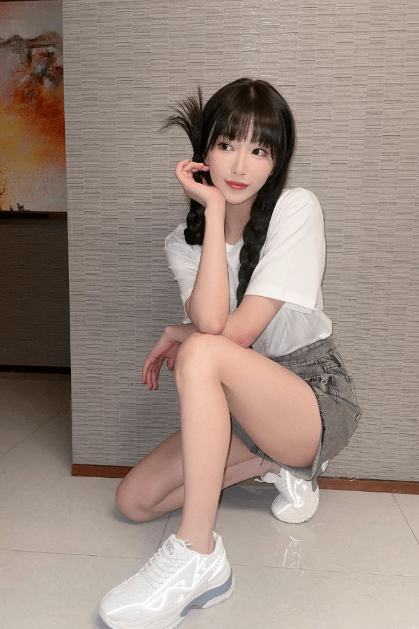 孔雪儿的"茶艺坐"火了,单手撑在地面上,看见腿那刻瞬间心动了_粉色