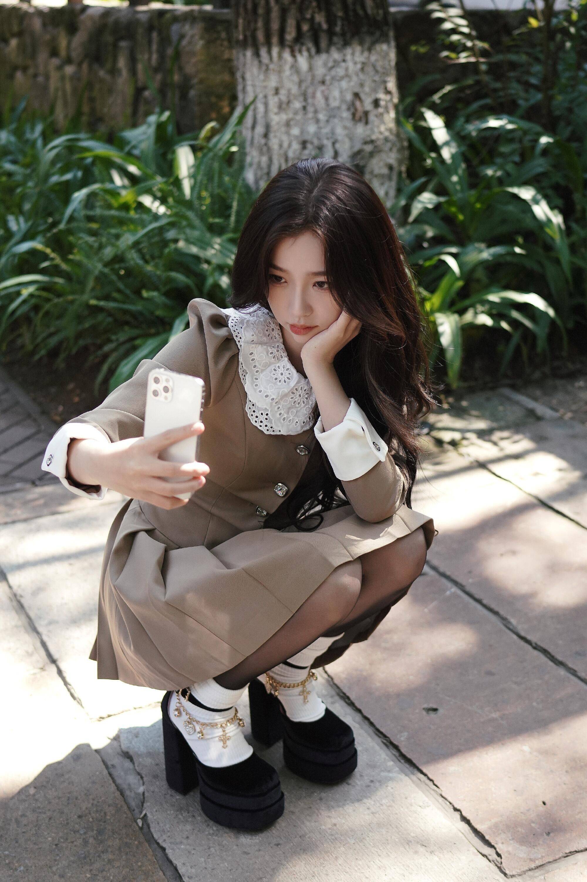 因此虞书欣搭配两条袜子,一下子就改善了这