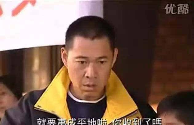 剧里面他叫杜平,是龙堂现主人老爷子杜海亡兄的儿子,通过