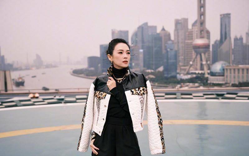 章子怡穿皮草棉服现身潮范十足,女儿肉肉脸超有福相,儿子萌翻天_造型