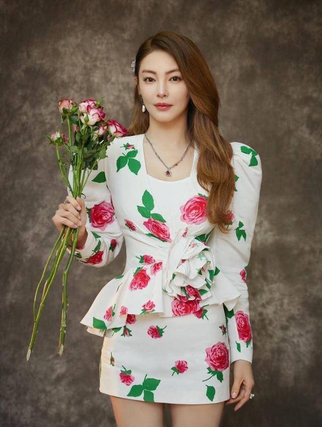 张雨绮这"花裙子"真惊艳,小短裙穿出曲线美,33岁气质绝佳!