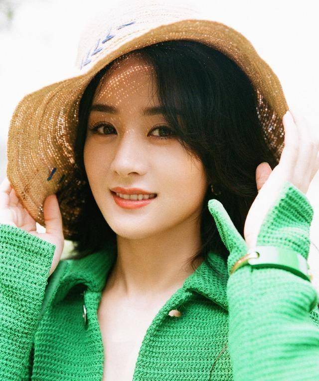 赵丽颖的圆脸太减龄,别人当妈熬成婆她越来越年轻,穿绿开衫真甜_身材