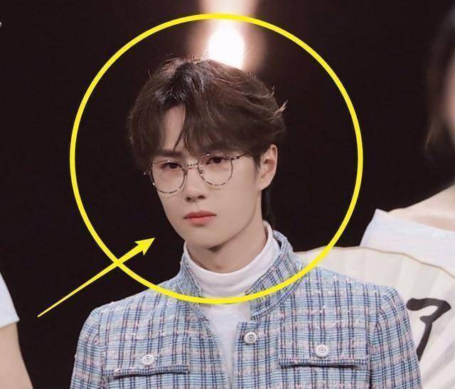 王一博戴眼镜录制好绝,生图曝光后,男助理的颜值却丝毫不输张子枫在